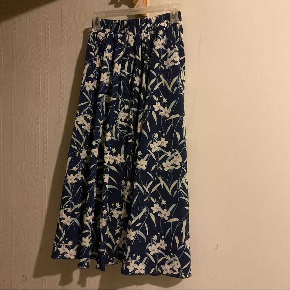 Womens skirt navy blue and white floral rubber waistband
